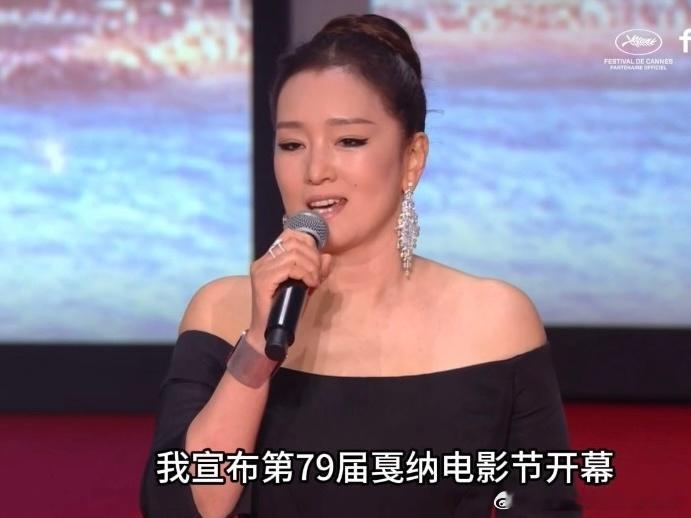 巩俐 女王气场🌟久经国际赛场沉淀，巩俐戛纳状态绝佳，黑裙造型高级耐看，沉稳大气
