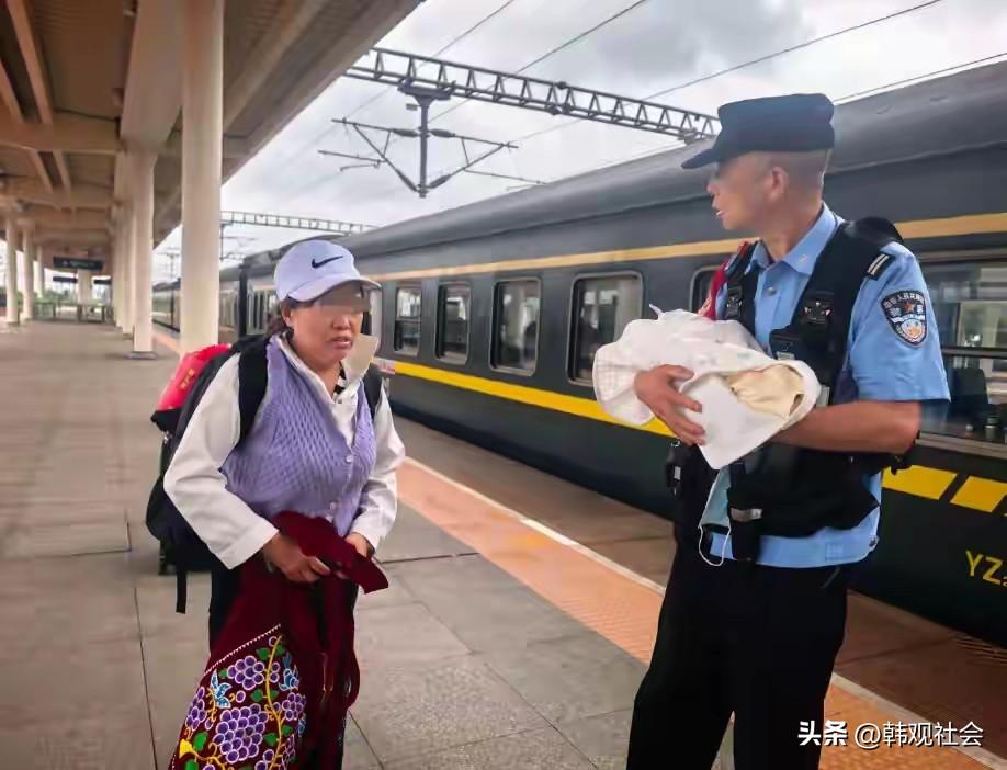 亲奶奶把满月的孙子抱回老家养，儿子报警，婴儿被“保姆”抱走了，警方在火车上把祖孙