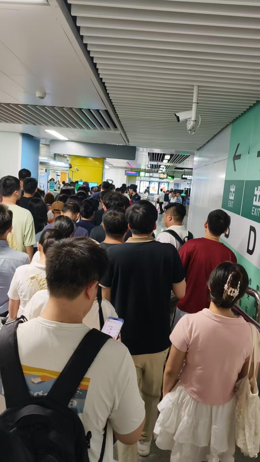 深圳地铁 安检 没想到竟然上热搜了，图是今天同事上班的时候拍的，确实排得很夸张。