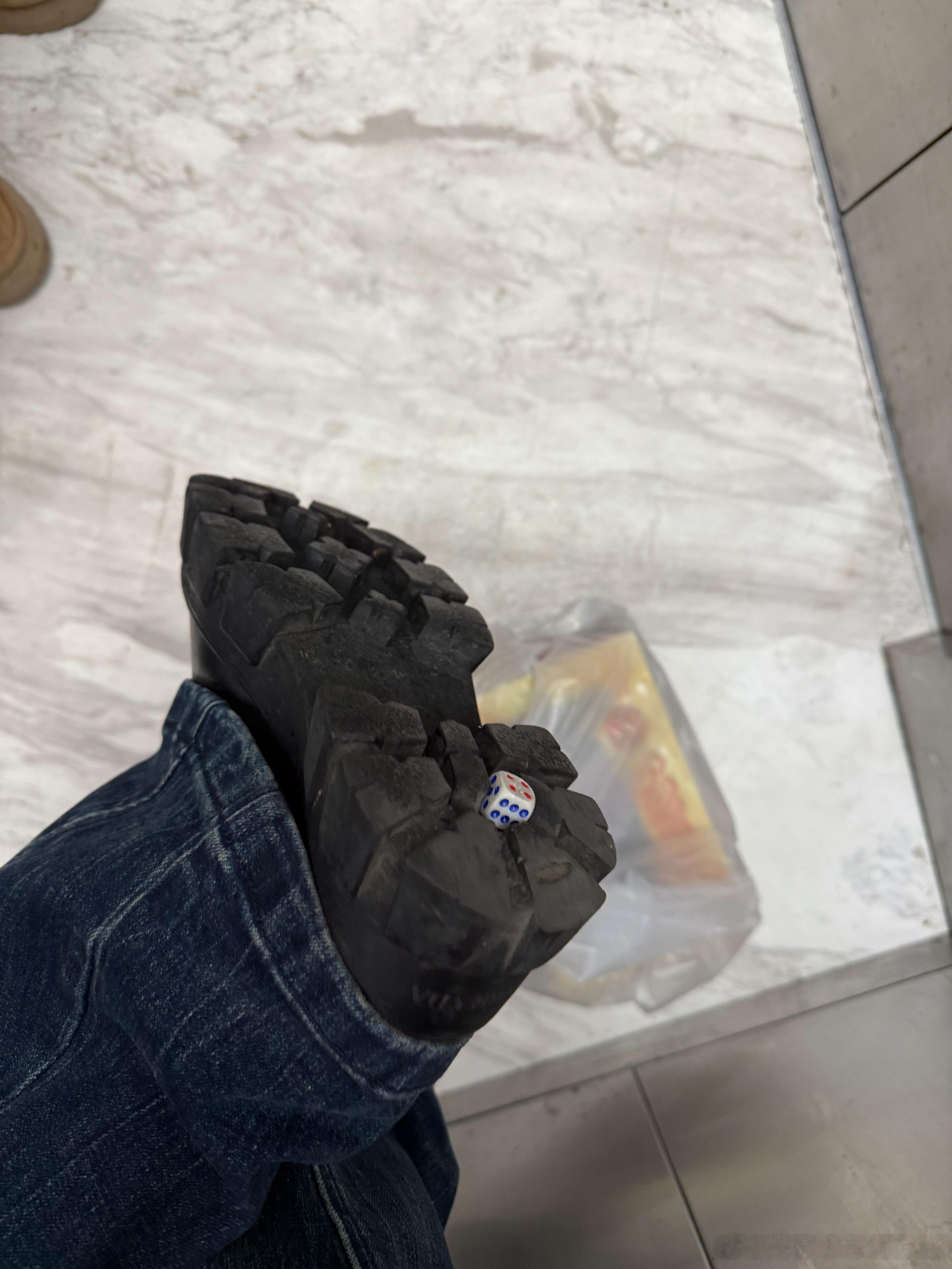 笑了出门发现走路有点不对劲低头一看 