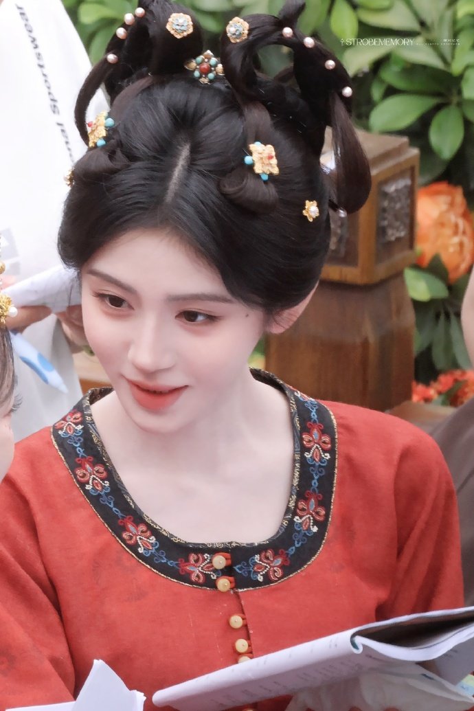 鞠婧祎万花世界穿唐装鞠婧祎万花世界唐装妆造 鞠婧祎今天是唐装