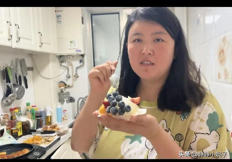 小二姐在努力减肥，目前170斤，肉眼可见的又胖了，走路都费劲了，穿啥衣服都很壮硕