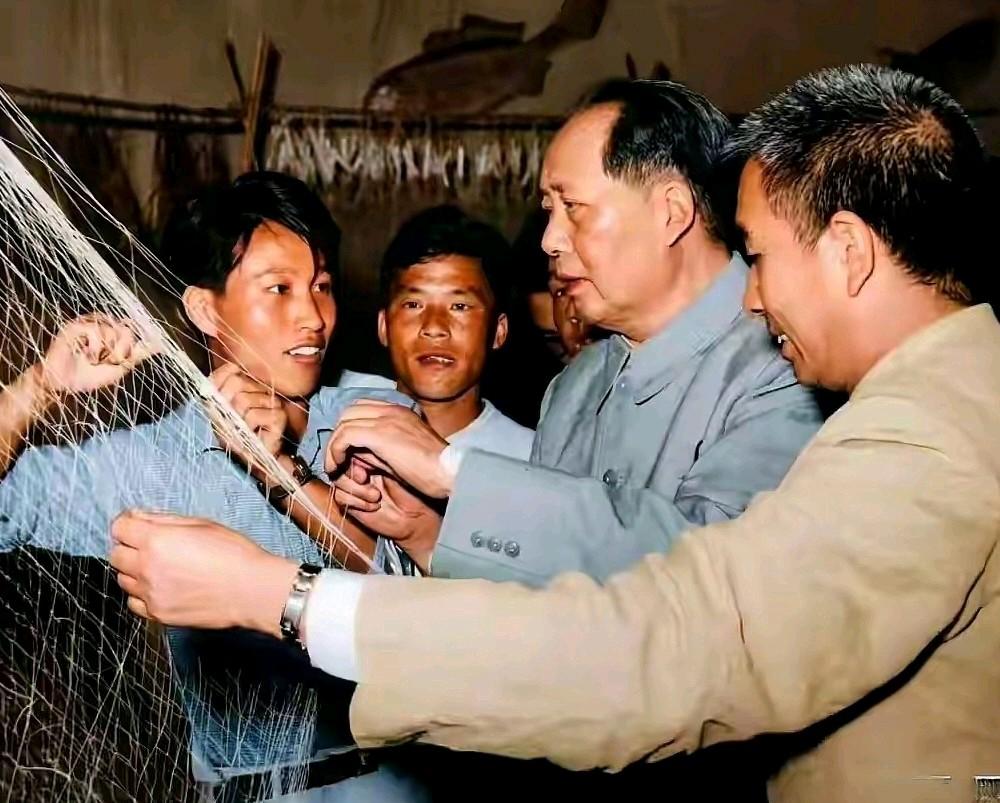 毛主席建国初期说：“中国在政治上已经独立，但要做到完全独立，必须实行国家工业化。