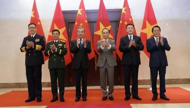 越南警告中国在西沙填海造陆。要知道，会谈时越方还坚定支持一个中国原则，同意深化合