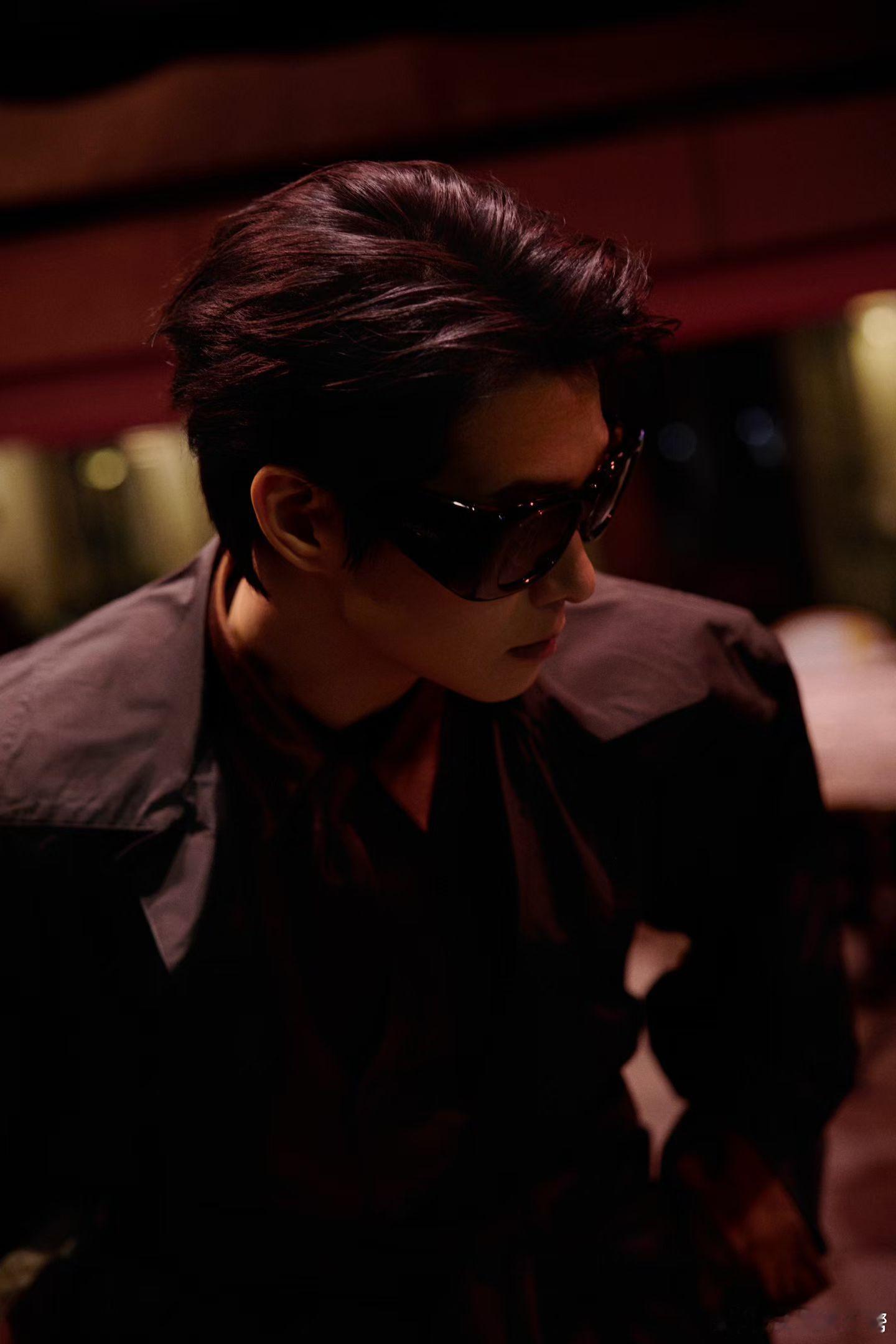 魏大勋 完全男明星魏大勋一组巴黎街拍照释出，帅气十足，气场全开！太帅啦～魏大勋巴