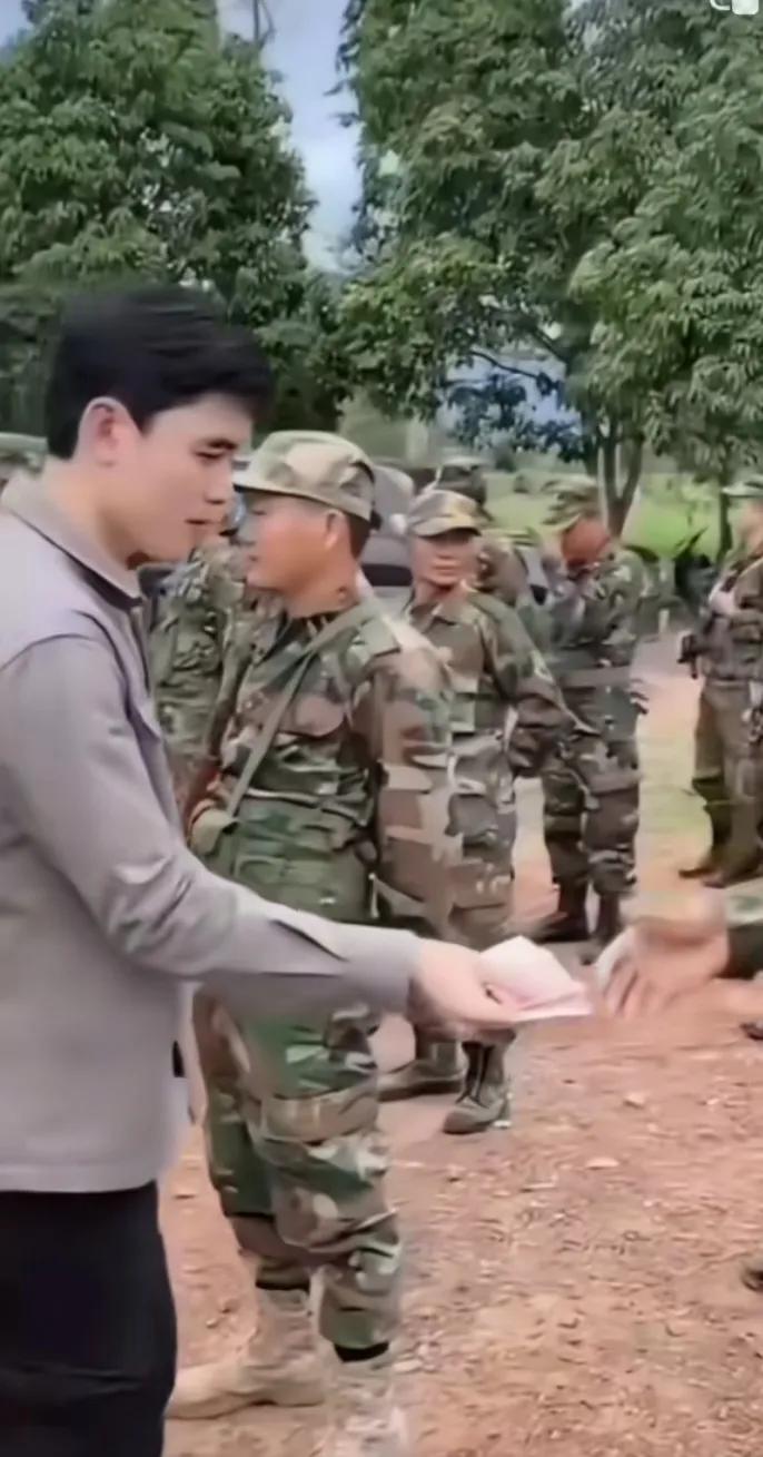 柬埔寨给士兵发工资，还是采用最原始的方法，当面一个一个发，这样可以杜绝克扣军饷，