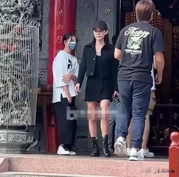 同样是星二代，小s3个女儿打扮精致，各个都是“名媛风”，而11岁的小玥儿，穿着白