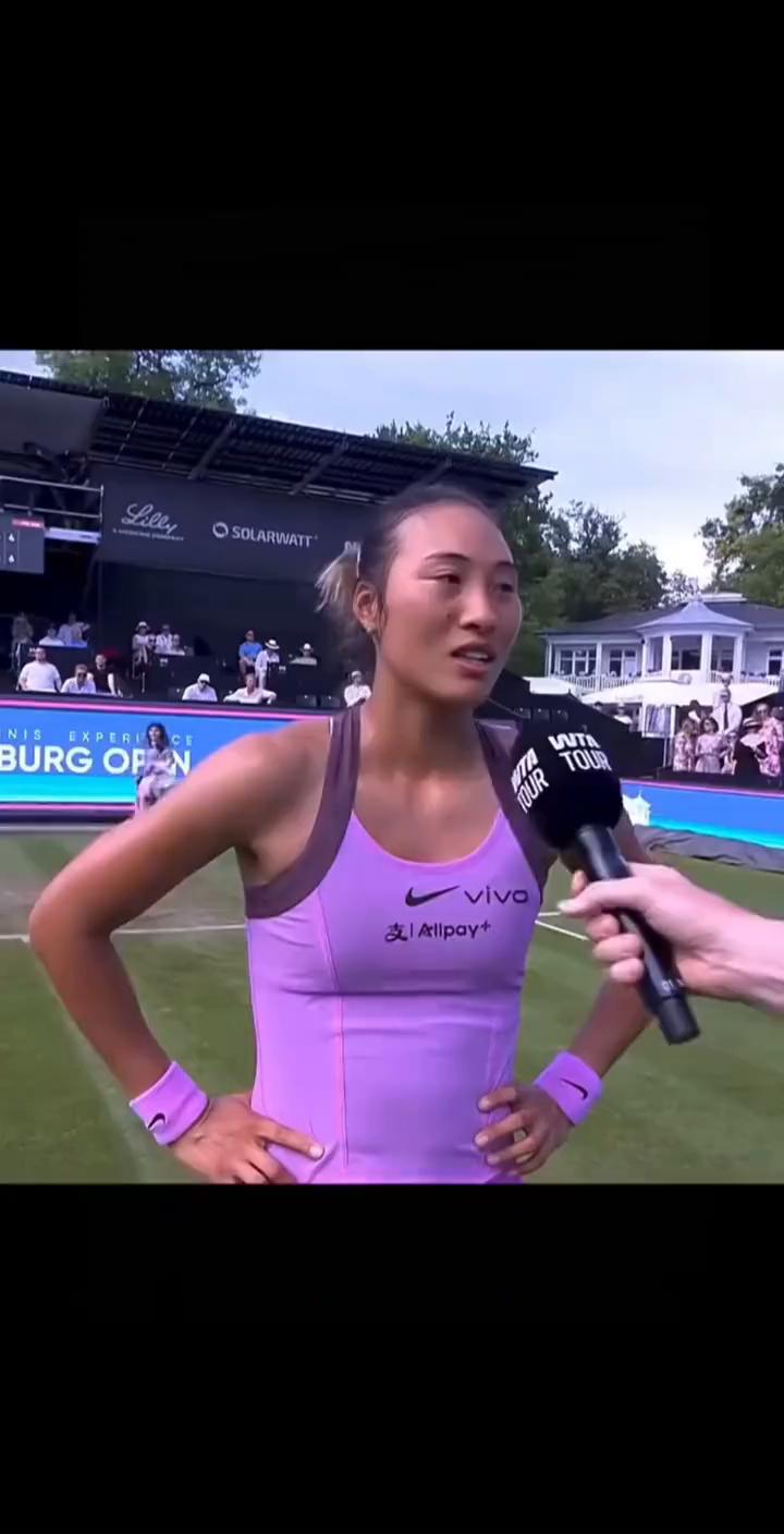 是的，很明显这太艰难了，尤其是我觉得天气太热了，这对我们来说都不容易。在草地一开
