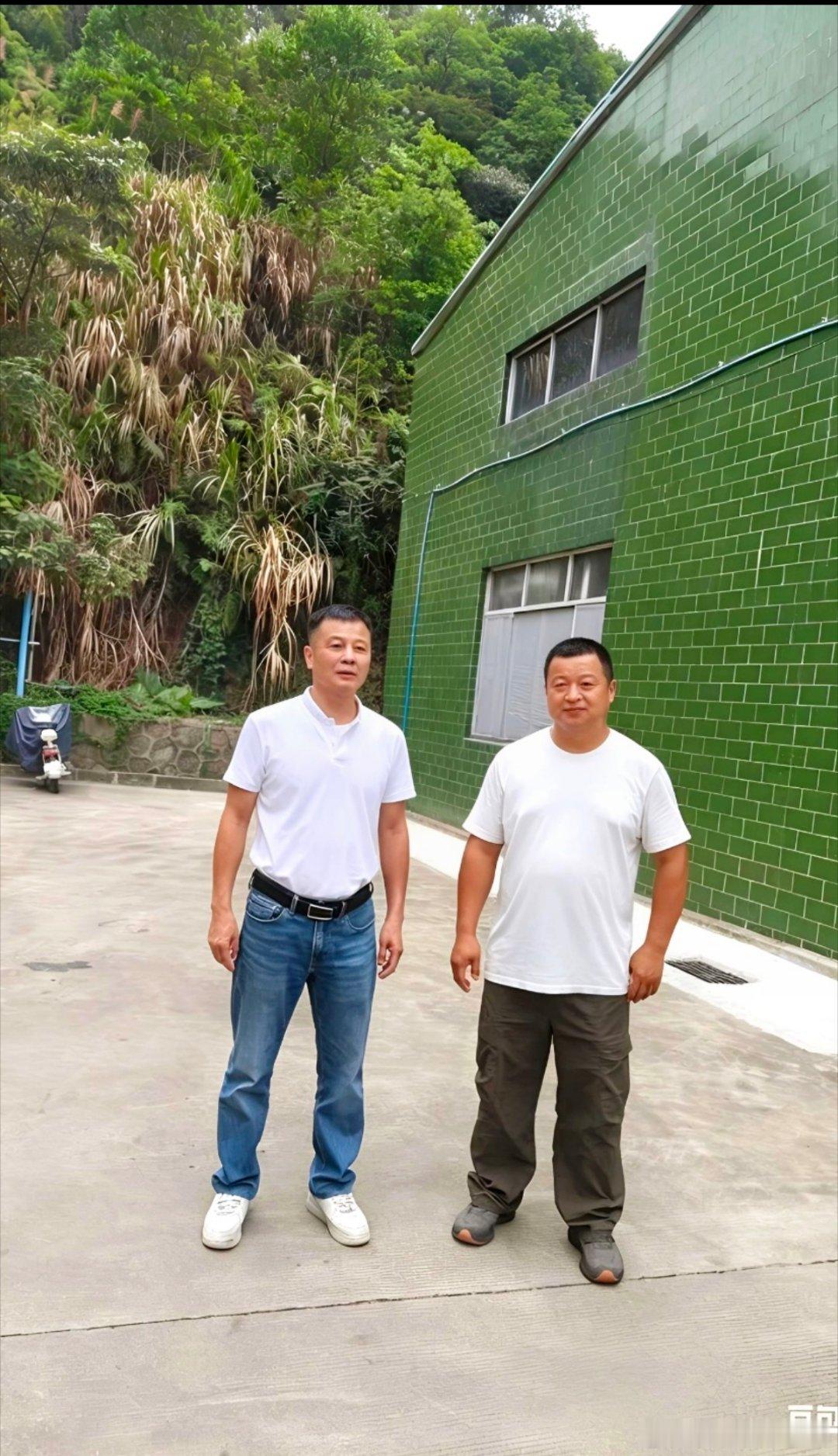 巴西客户不远万里，来到仓库。20多年的老朋友。对工作提出意见。正好凑在一起。马来