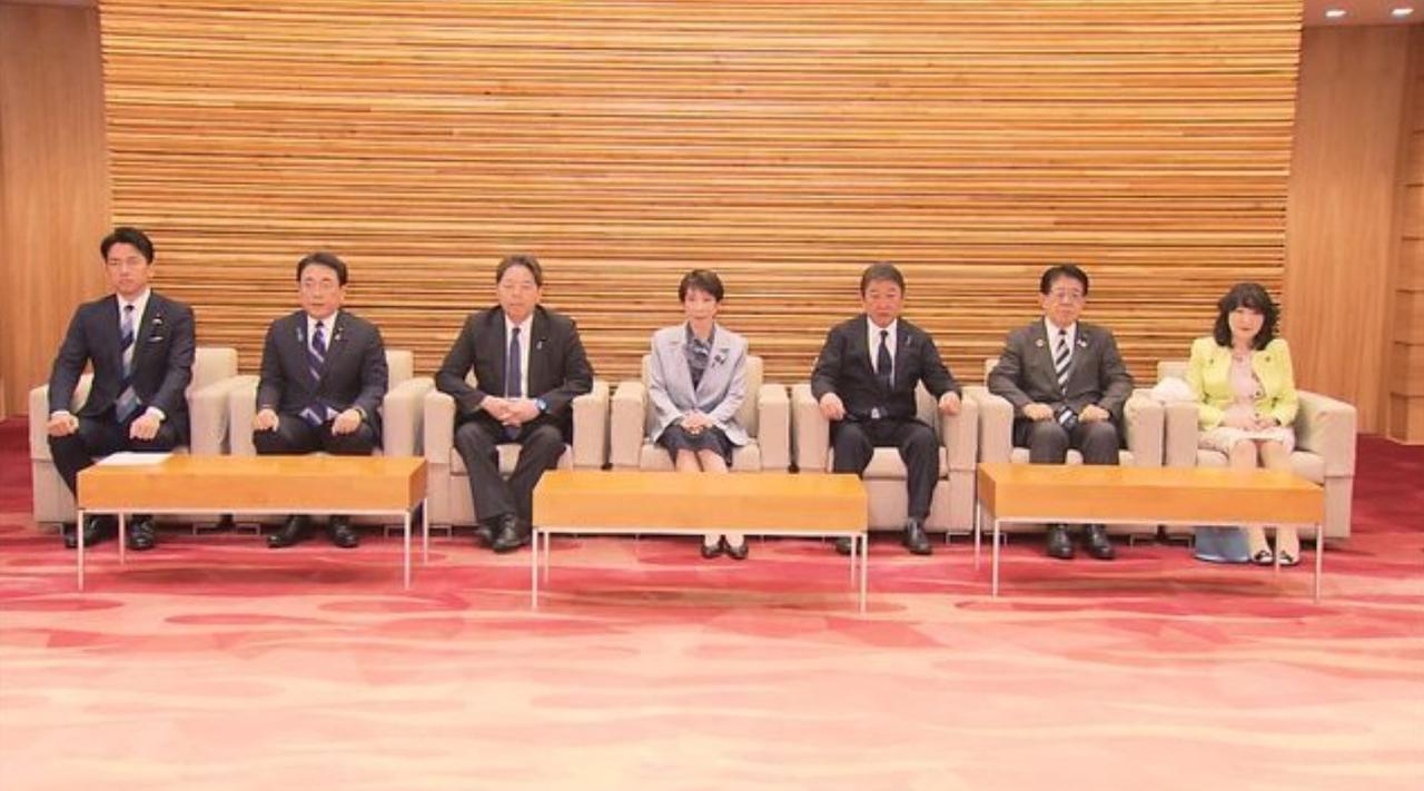 【第二次高市内阁阁僚资产公开，人均6591万日元，防卫大臣小泉进次郎拜夫人在媒体