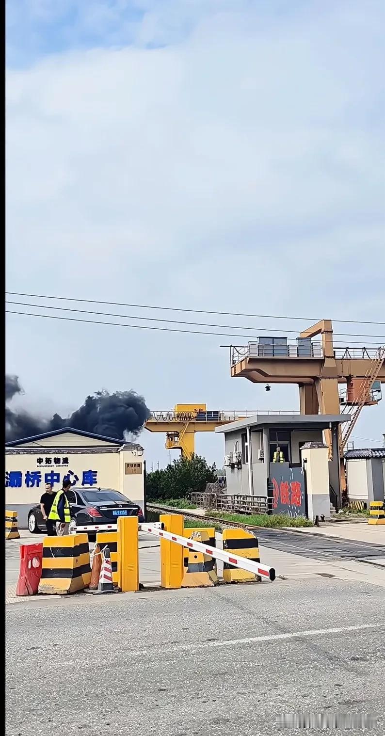 来自西安北庆陆港物流中心内部的地方铁路的特色涂装的DF4B3359内燃机车。未见