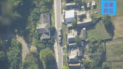 库尔斯克一个街道，乌军的卡车拉着一门迫击炮在路边，估计人员下去吃喝休息了，无人侦