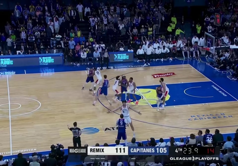 杨瀚森声波干扰对手发球杨瀚森也太会整活了，对着对手发球大声数数搞声波干扰，又搞笑