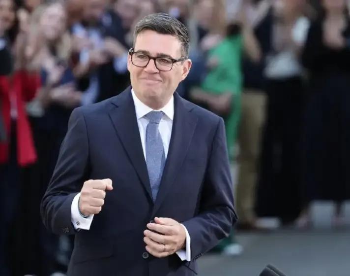 英国新首相突然宣布。
 
8月18日，路透社传来消息，英国首相安迪·伯纳姆公开表