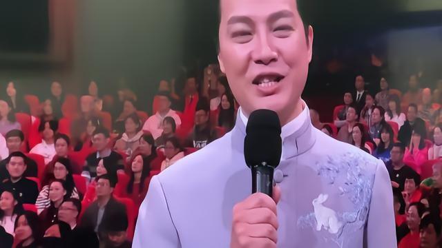 你看着手机，科技股又涨了，自己的账户绿得发亮。
这感觉太熟悉了。你以为是自己选错