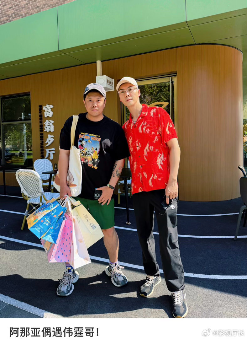 网友秦皇岛偶遇陈伟霆网友偶遇陈伟霆带妈妈逛街路人偶遇的生图氛围感十足，穿搭随性又