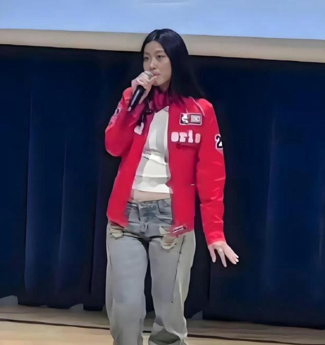 歌神陈奕迅之女陈康堤出道亮相，你看她像谁？
这姑娘的颜值不算高，可谁让她有个好爹