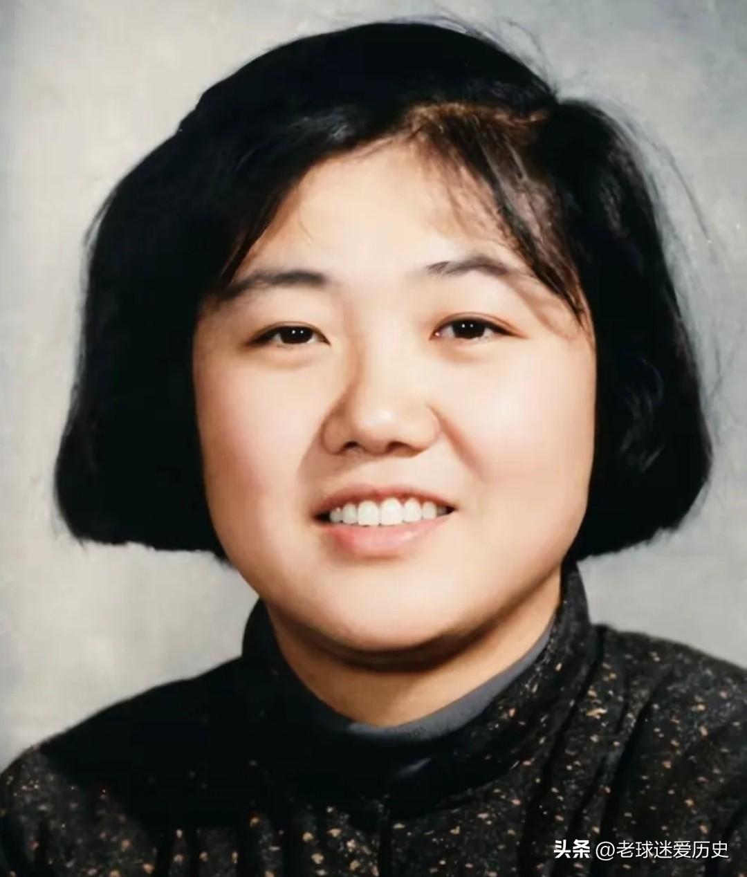吕玉兰生于贫苦农家，是扎根乡土的巾帼奋斗楷模。
即便身处领导之位，她依旧保持着淳