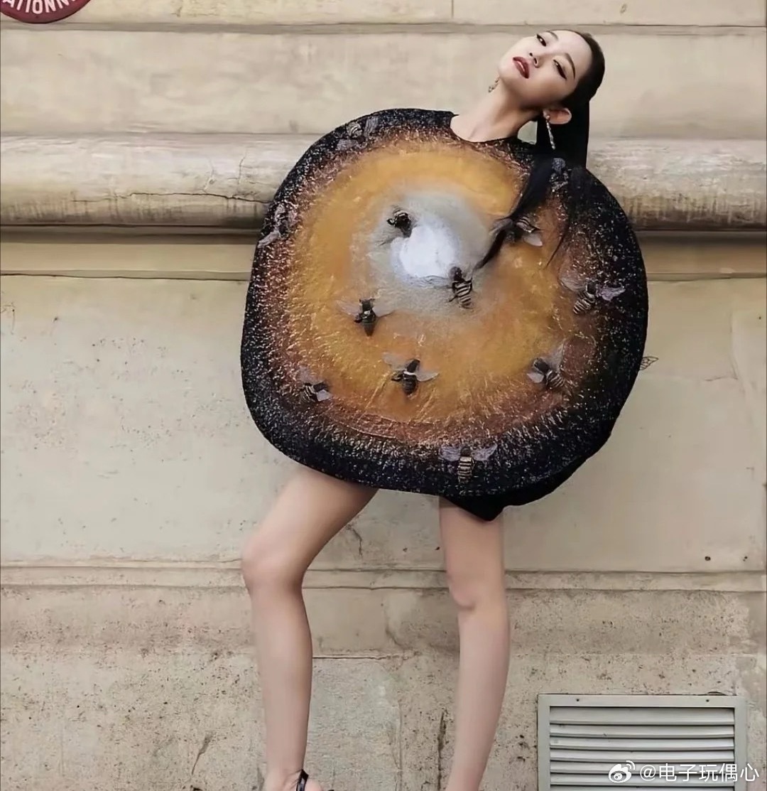 难怪说娱乐圈审美畸形，这时尚一般人看不懂。 