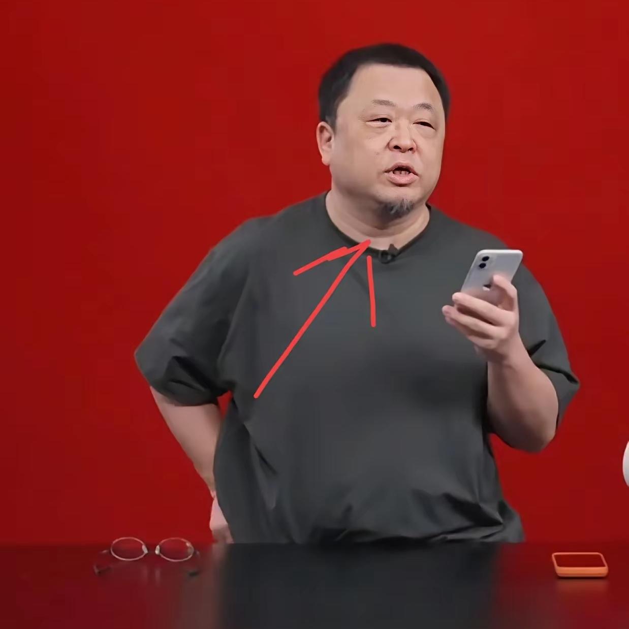 你们发现没？罗永浩今年变化真挺大！直播间里说话虽中气足，但总下意识扶腰，背也挺不