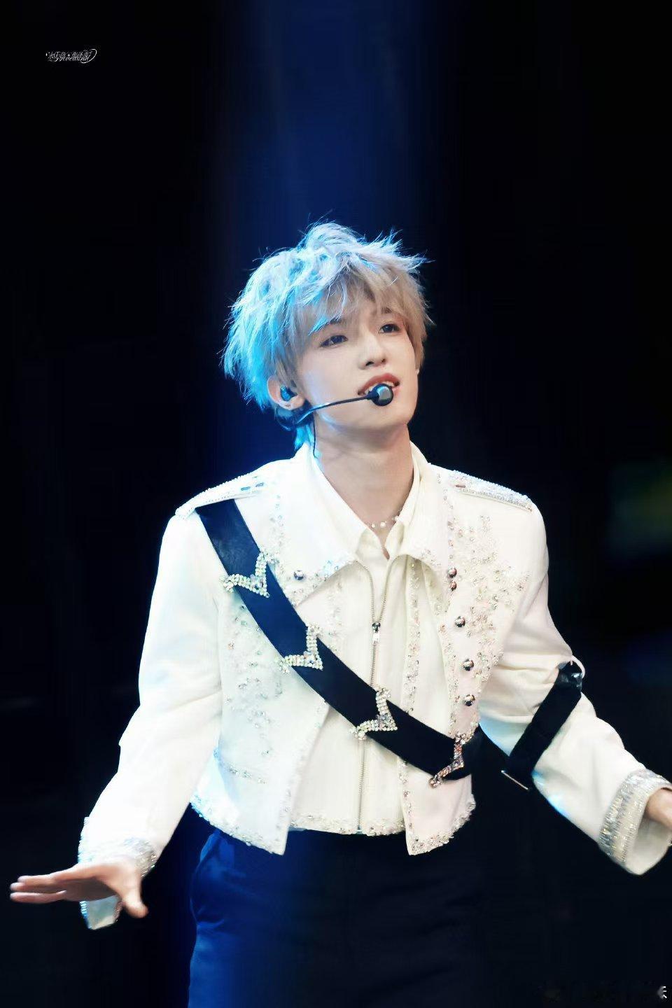 投 定格高光时刻！沉稳格调与少年元气并存，每处细节都彰显独特品味，成为全场不容错