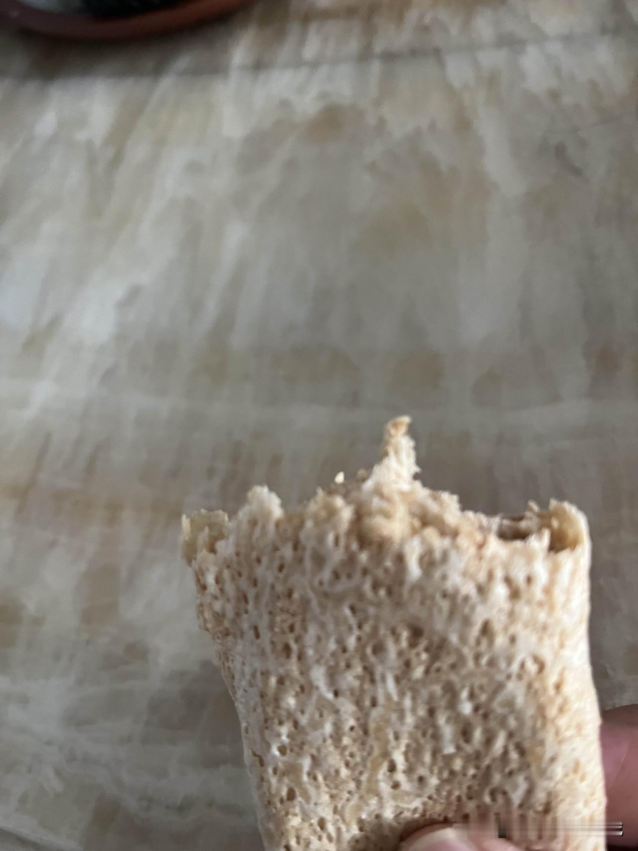 咬不动的煎饼。

前几天去姐姐那吃饭，她偏让我带些煎饼回来，说是别人送她的。我本