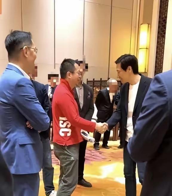 能和雷军握手这位红色衣服大佬是谁？一定也是位有地位的