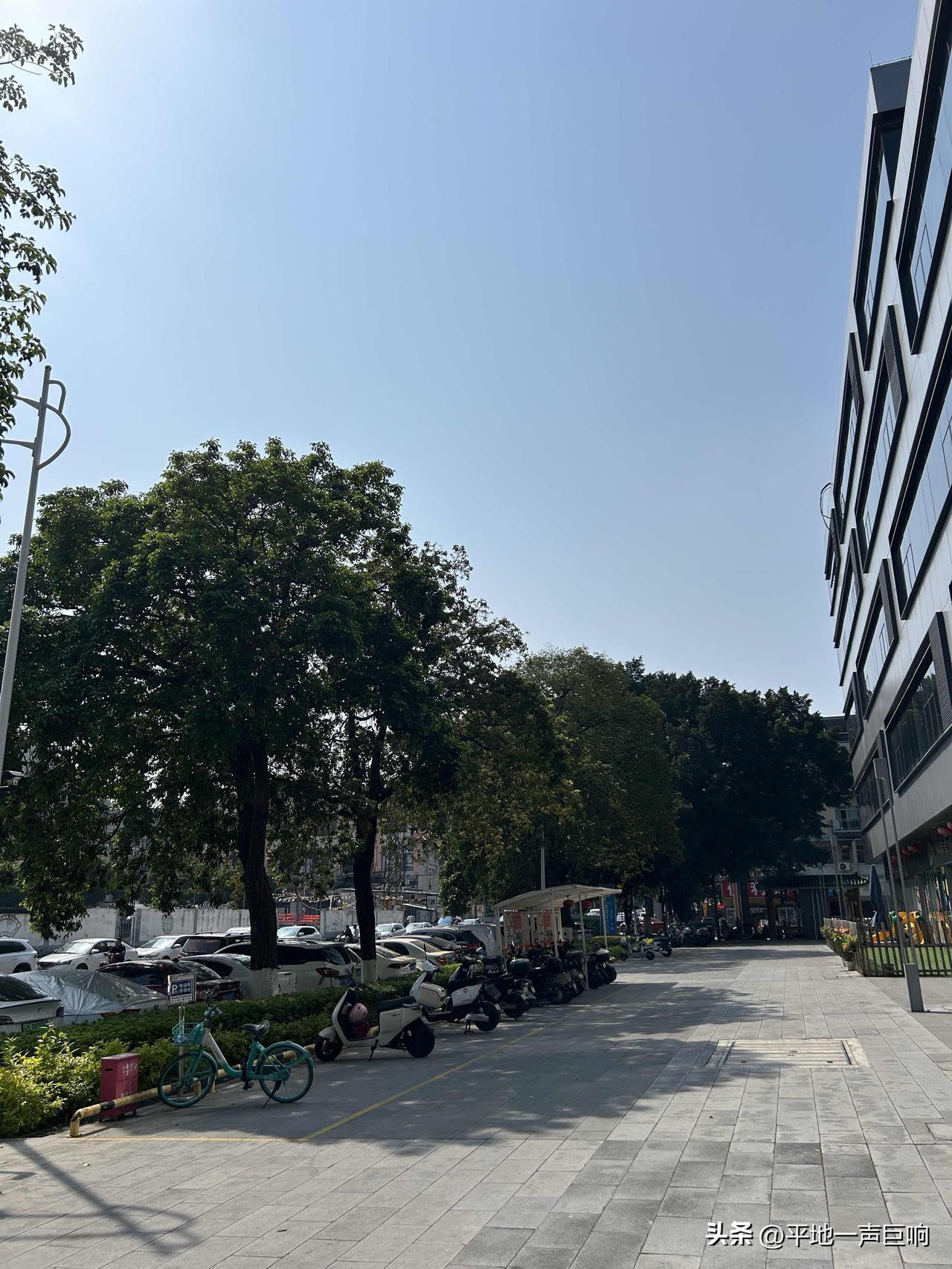 普通人在年轻的时候，

从来没有什么人会告诉他：钱非常的重要。

因为没有人在身