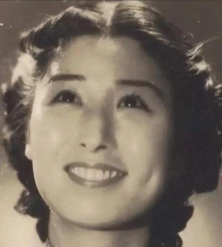 1940 年深夜，民国大美女郑苹如，被秘密押到小树林执行枪决。特务垂涎她的美色，