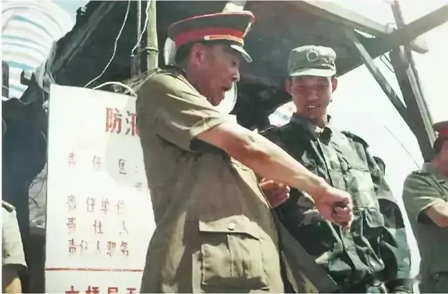 这是1998年8月，江西九江的长江大堤抗洪前线，已经57岁的整整五天五夜几乎不眠