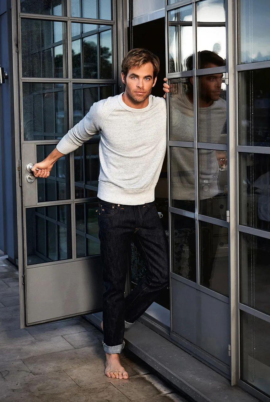 Chris Pine 的腿很好看！
穿衣打扮有点像英国青少年。