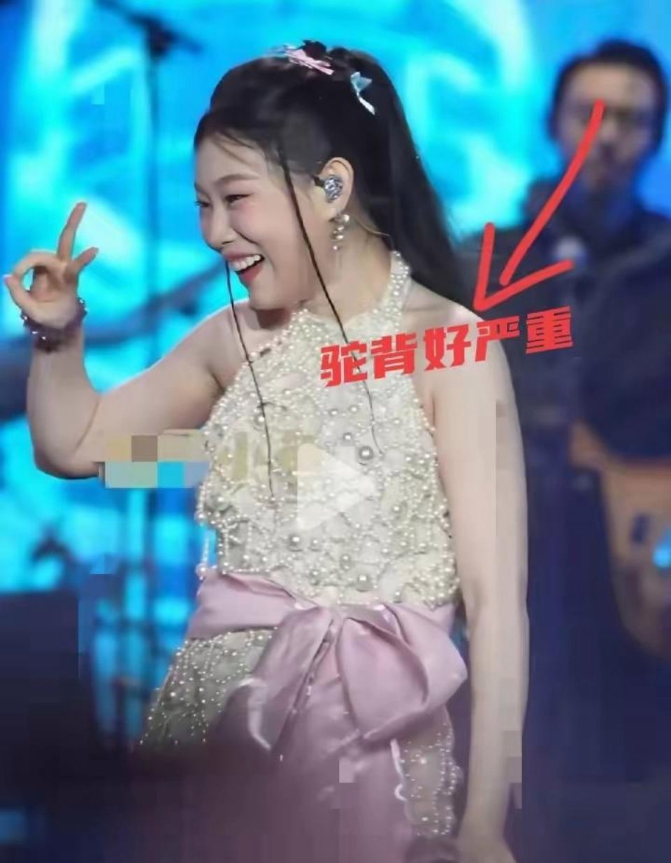 砸了这么多资源都捧不红沈佳润，根本原因就在外形和演唱实力吧？ 
