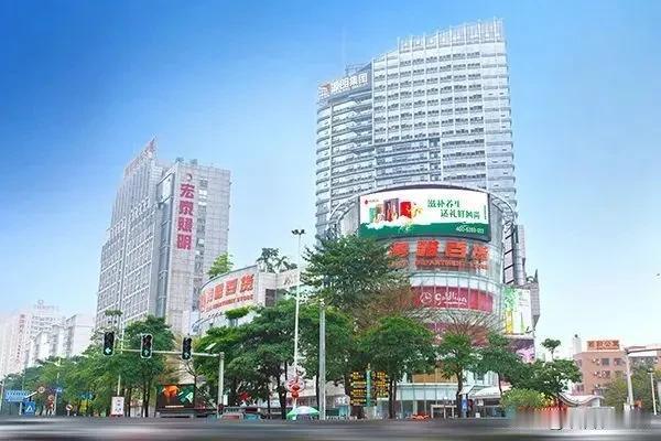 9月8日上午，拍卖平台传来消息，坐落在鸿福路口的南城海雅百货，历经16次流拍，终