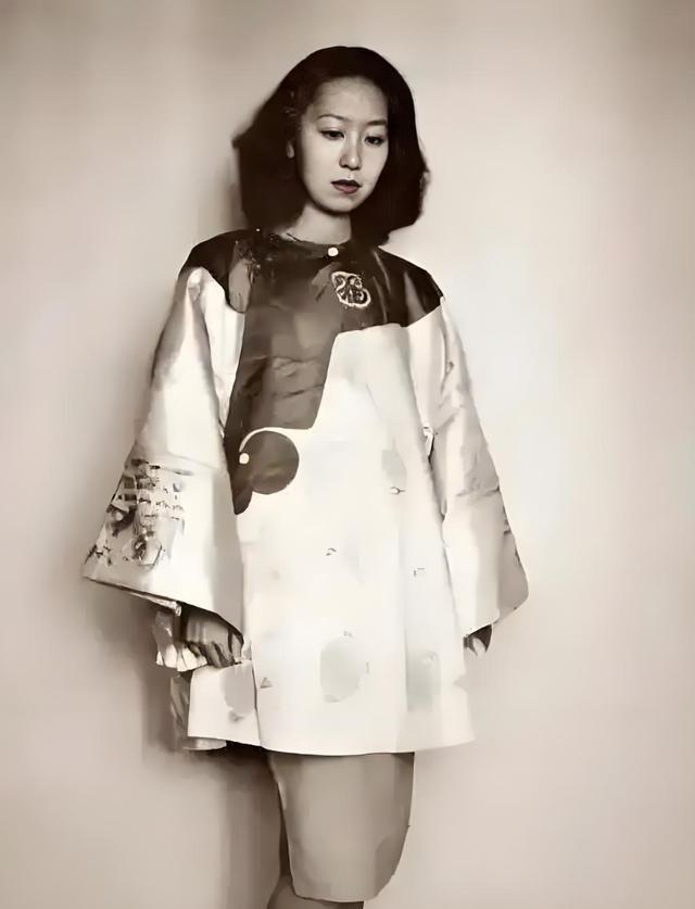 1995年，75岁张爱玲在出租屋内去世，她一丝不挂地躺在行军床上，满屋是用过的卫