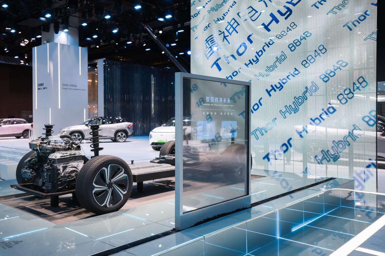 【吉利银河L7发布“智爱座舱”】
本次车展，吉利对银河L7的“智爱座舱”做了重点