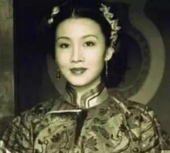 1936年，袁世凯的女儿大婚，进入洞房后，新郎兴致全无，怒骂新娘：“你个残花败柳