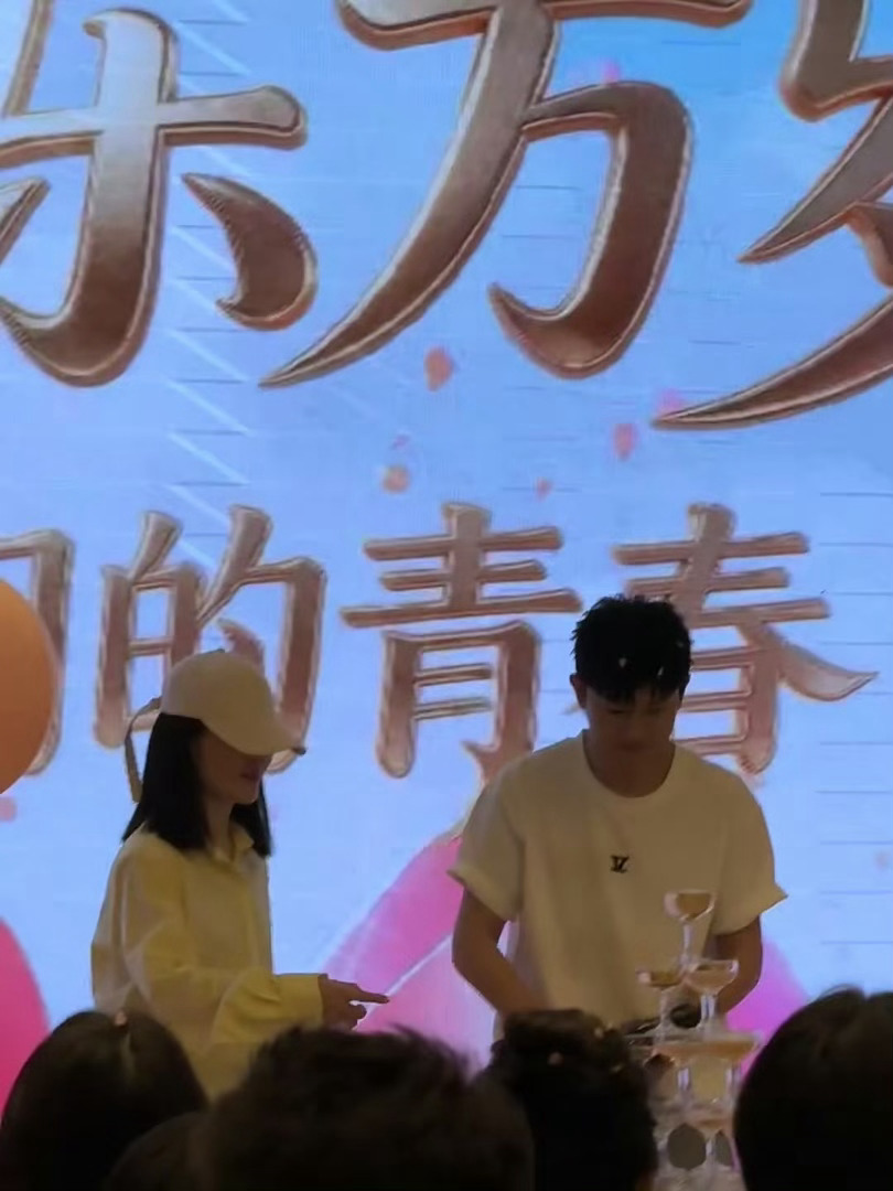 谢娜演唱会庆功宴现场哦莫哦莫！快乐万岁！真夫妻就是好嗑