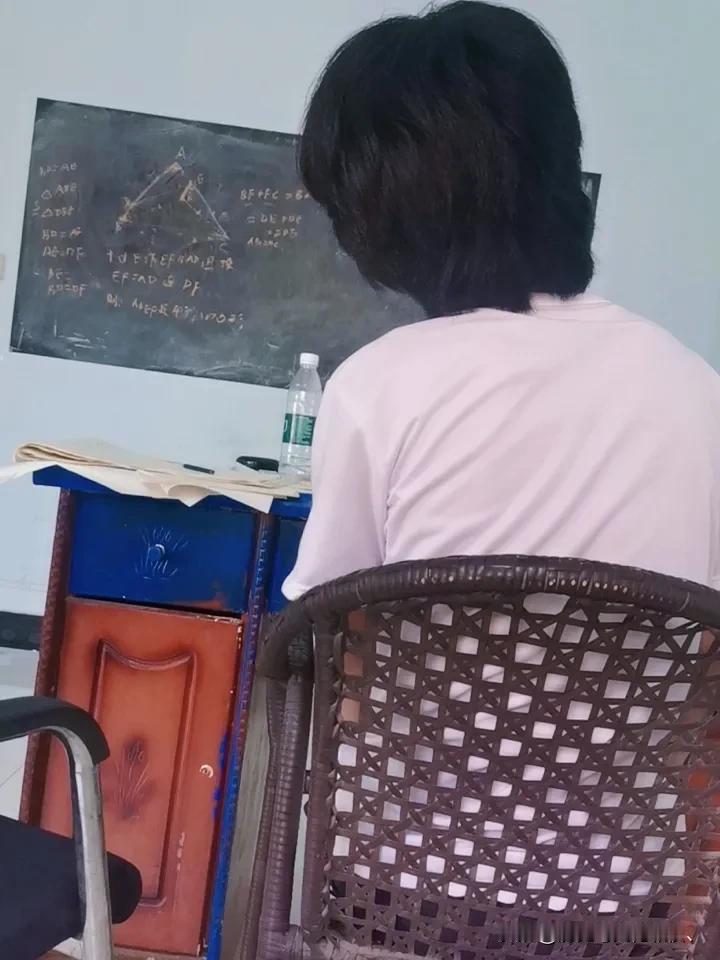 晒图笔记大赛做作业的小孩