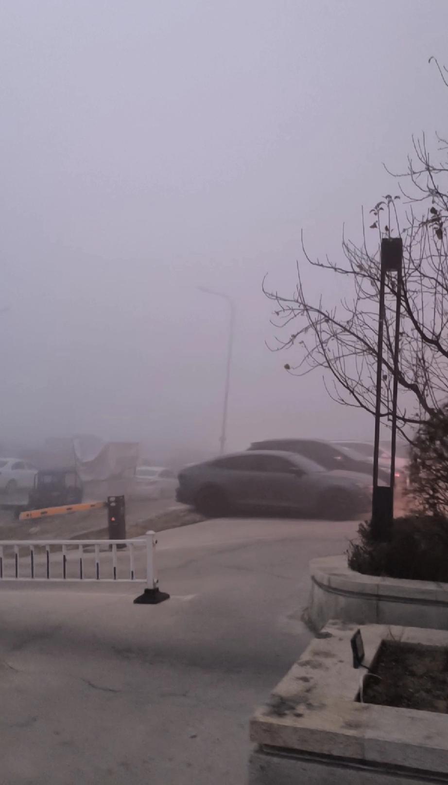 大雾沈阳选择地铁出行吧！今日沈阳大雾能见度很低，很多车辆出行缓慢。
早上6点起来