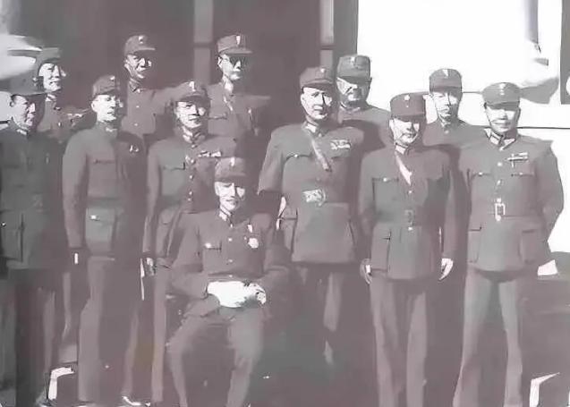 中共卧底叛变，向上司坦白身份，没想到上司也是中共卧底。解放战争时期，国民党部队颓