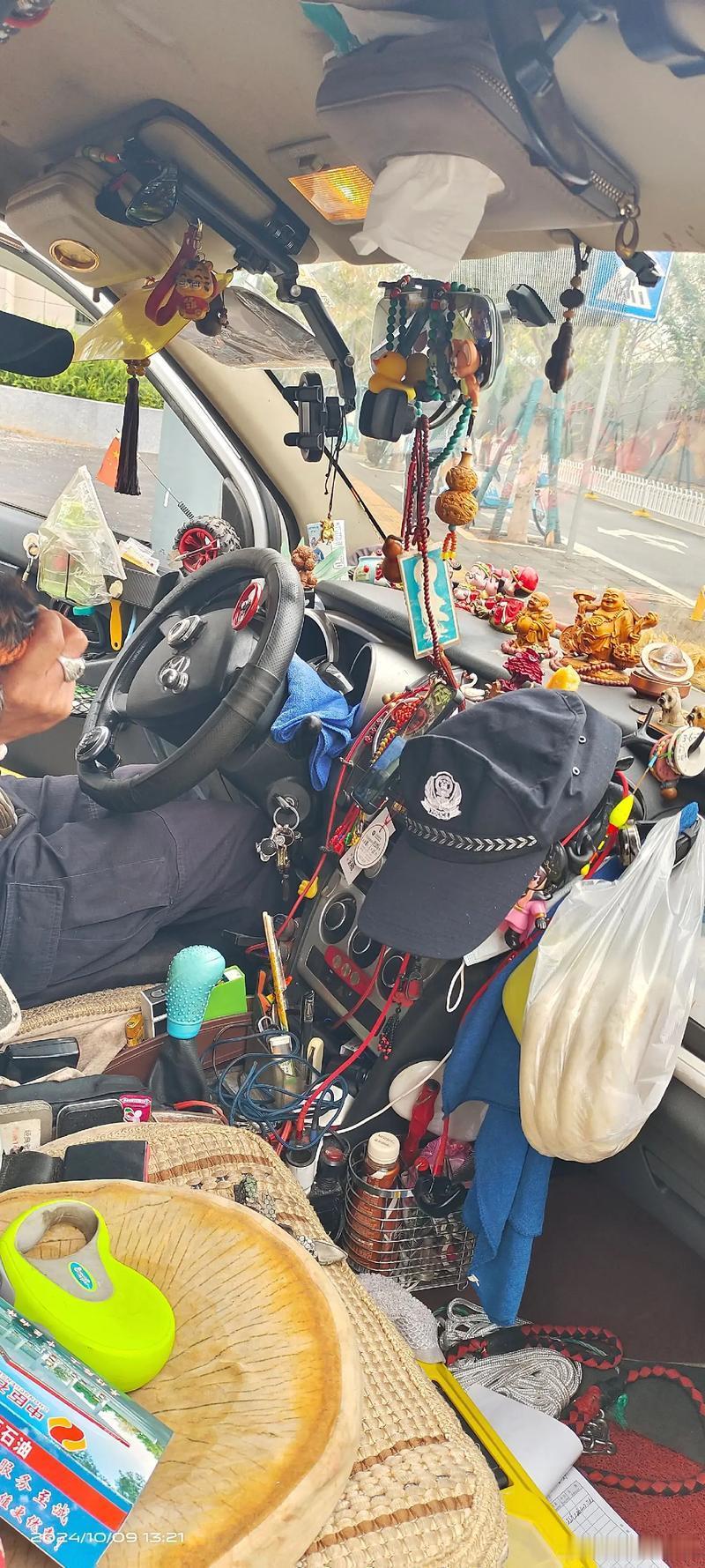 不要在车里放小玩偶了我也理解不了，车上挂的乱七八糟的东西，还有放那些硬物真的有好