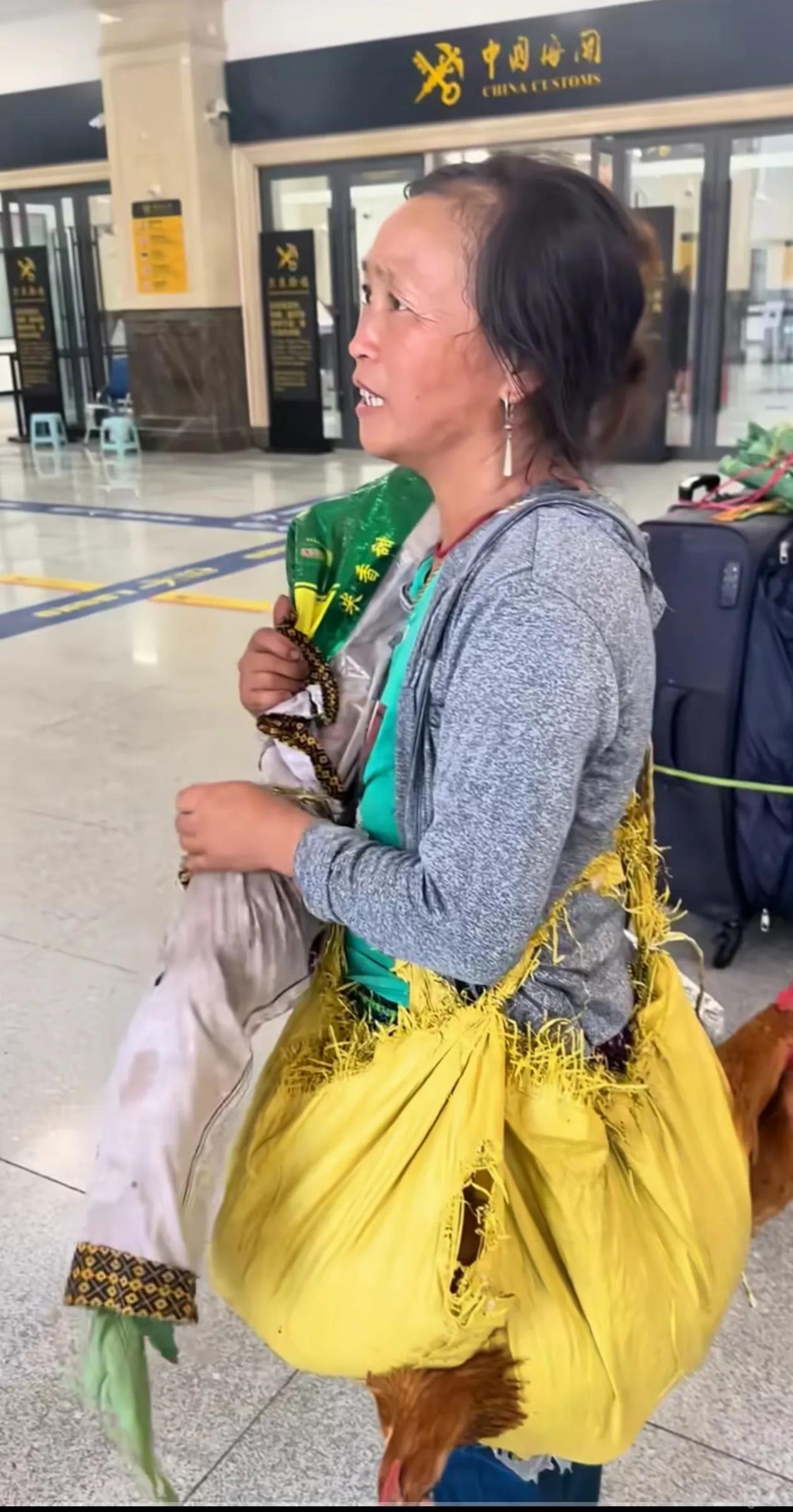这位越南妈妈带着自己家养的鸡和特产到中国看望自己远嫁的女儿！非常感动！真是伟大的