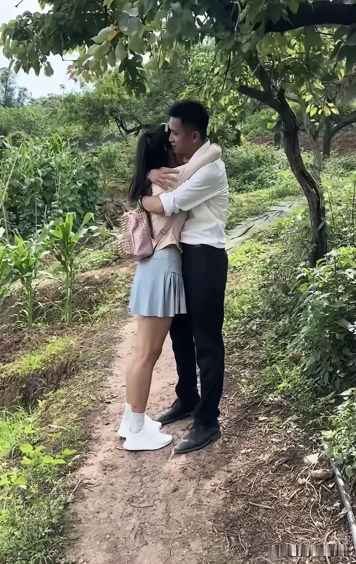 幸福春常在，
鲜花开不败。
一世不离分，
同心永相爱。