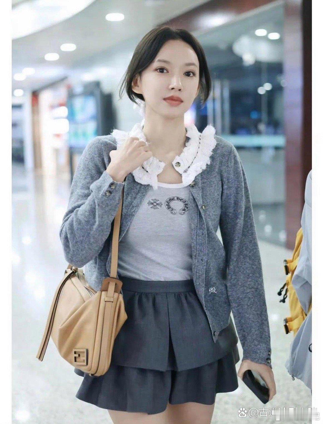 程潇的穿搭挺适合她，精致的妆容，甜美的笑容。 ​​​