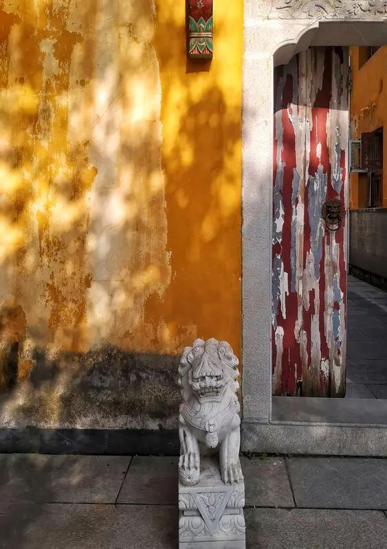 知足的人，不会和别人攀比，只珍惜自己拥有的，安安稳稳过生活。做人，糊涂是本事，知