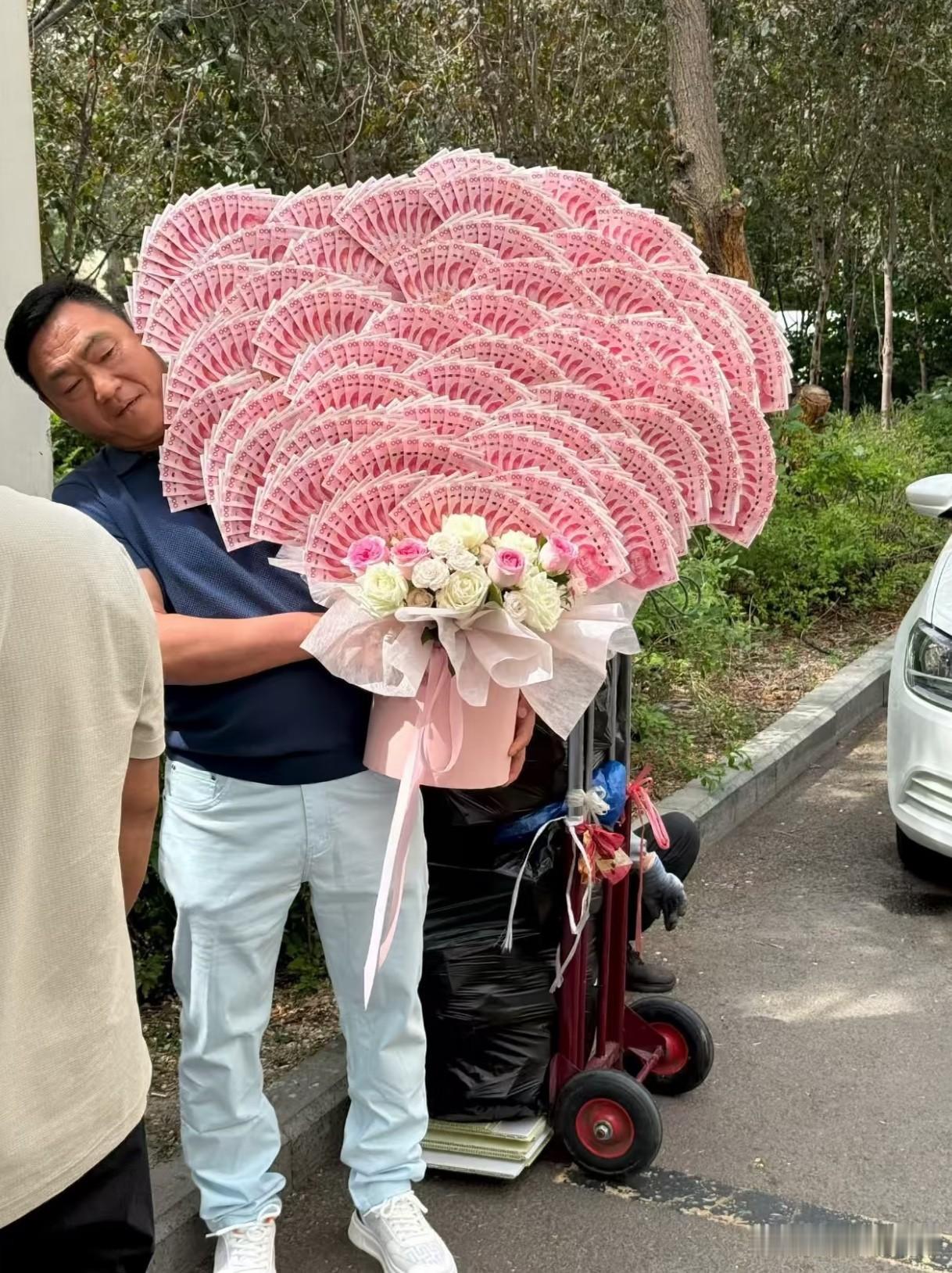 真是有实力的家人啊！高考结束，送给孩子这么大一束花！