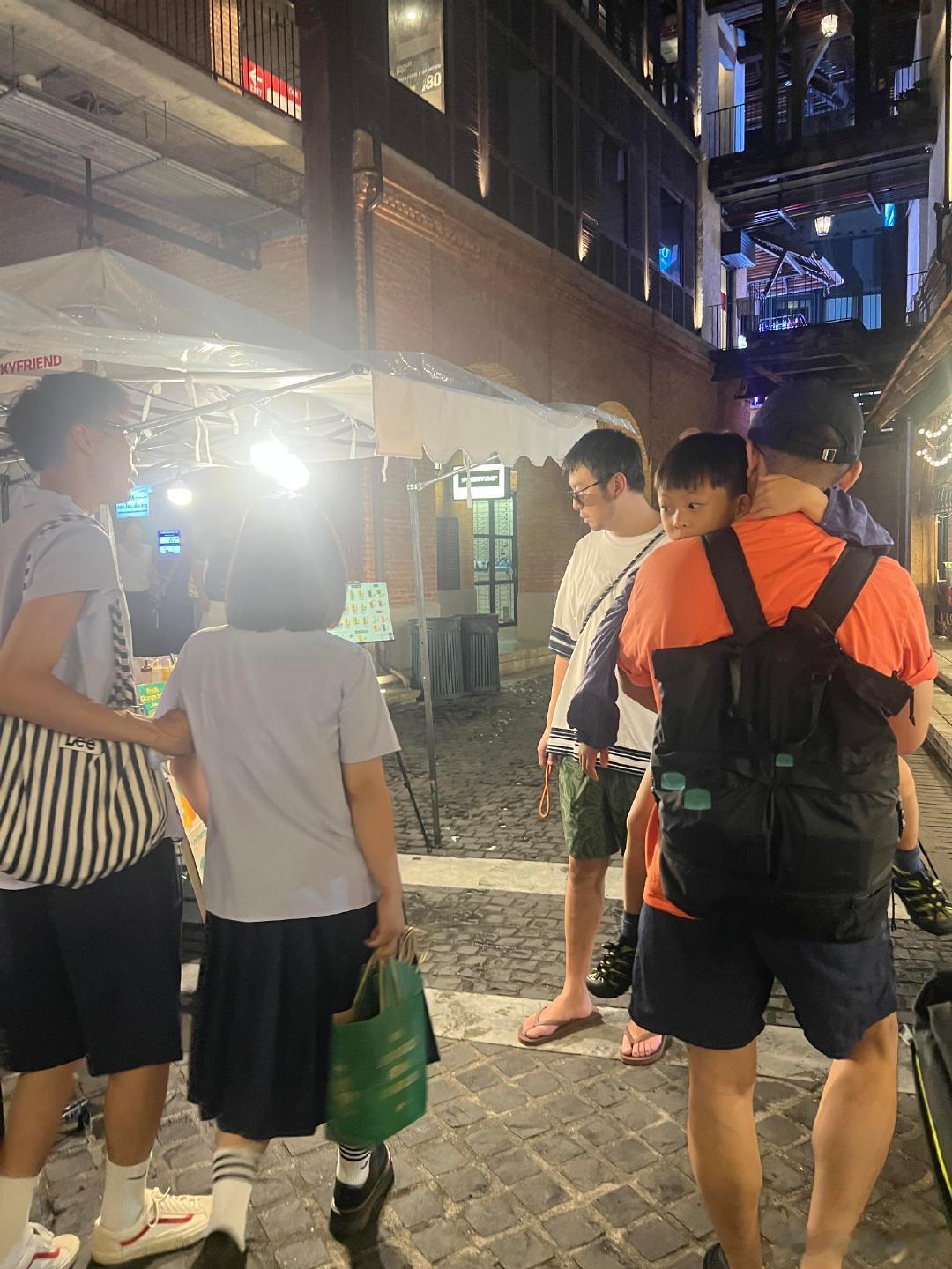 泰国偶遇雷佳音网友在泰国清迈偶遇雷佳音，他估计也没想到有人认出来了。泰国偶遇雷佳