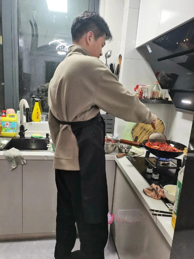 你觉得男人做饭丢人吗?
我就纳闷了，都2026年了，咋还有人觉得男人做饭丢人？这