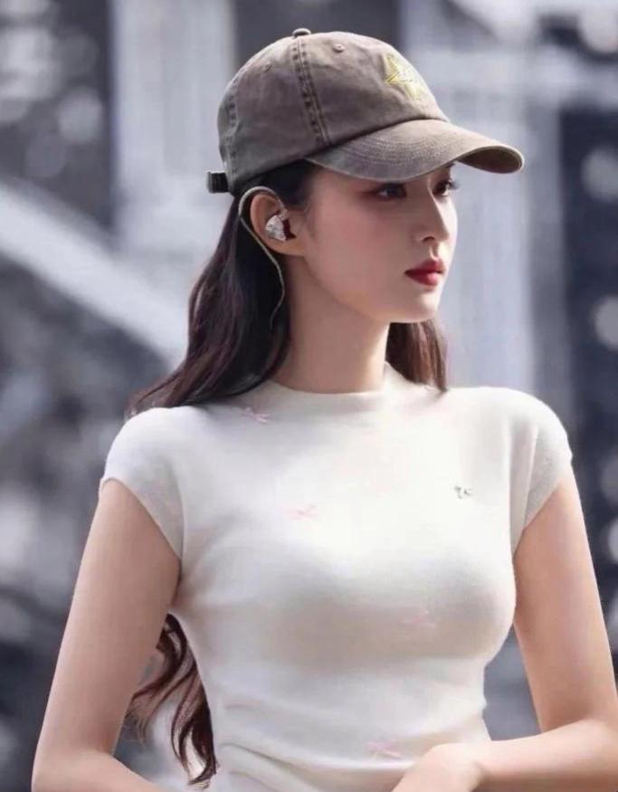 王楚然，1999年1月出生，身高172cm，毕业于上海戏剧学院表演系。科班出身，