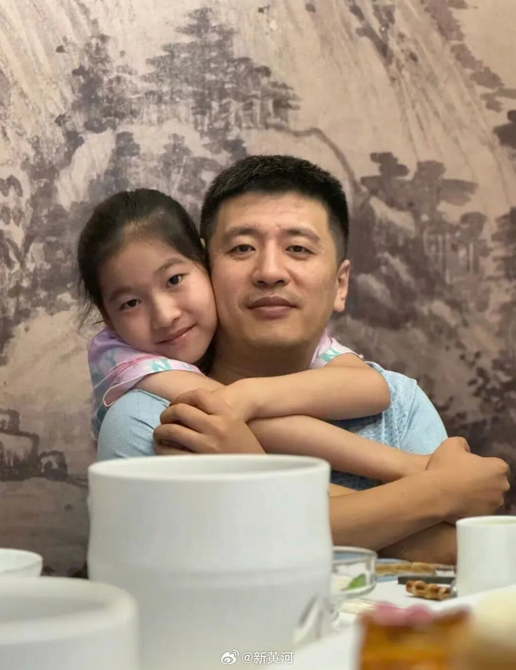 【#张雪峰给女儿留的钱已存入信托# 】7月25日，张雪峰妻子李丽婧发文作出澄清，